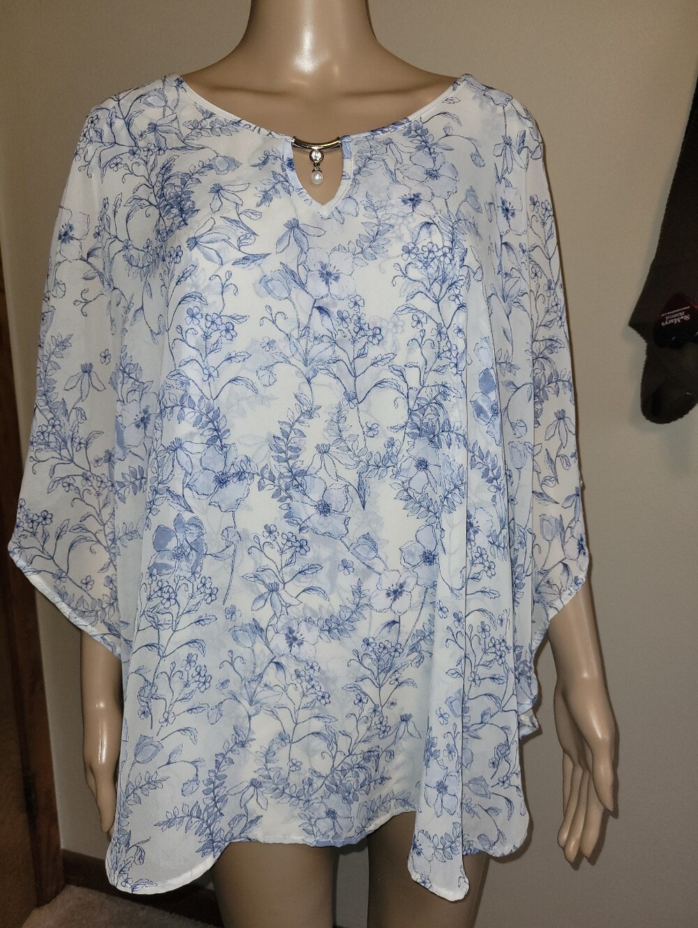 Cocomo Woman White & Blue Floral, Peekaboo Front  Poncho Style Blouse.  Size 3X.